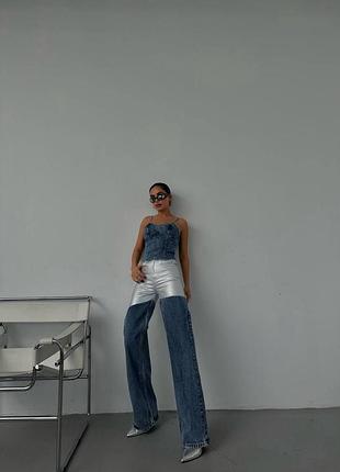 Синие джинсы с контрастными металлизированными вставками