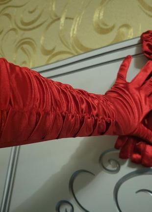 Длинные красные перчатки1 фото