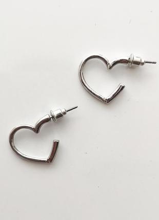 Цікаві мінімалістичні сережки в формі серця3 фото