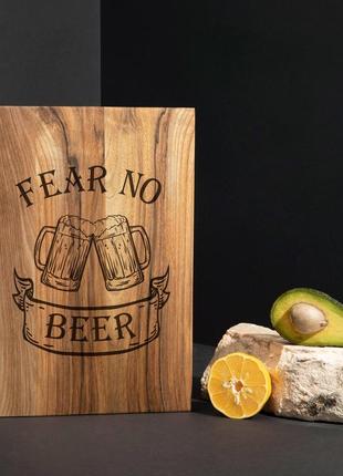 Доска разделочная s "fear no beer" из ореха, англійська1 фото