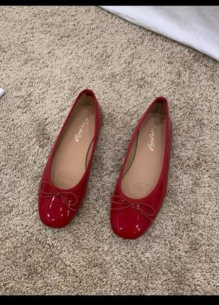 Яскраві туфлі лодочки балетки тренд 2024