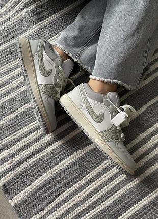 Шикарные женские кроссовки nike air jordan 1 retro low elephant print серо-белые3 фото