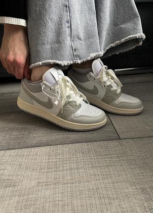 Шикарные женские кроссовки nike air jordan 1 retro low elephant print серо-белые4 фото