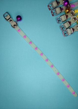 Ошейник для кота силиконовый светонакопительный "лиловые сердечки"1 фото