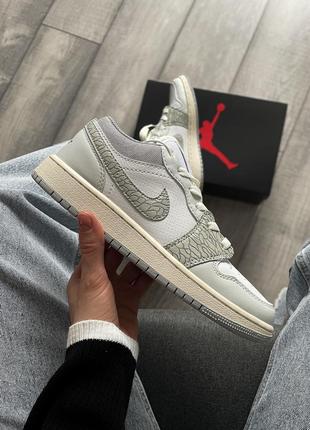 Шикарные женские кроссовки nike air jordan 1 retro low elephant print серо-белые