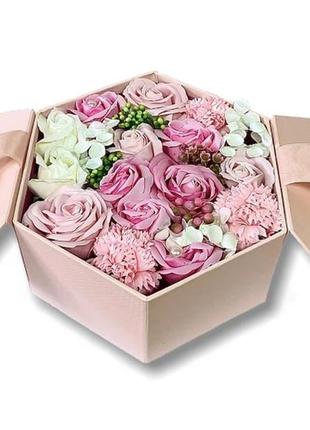 Подарунковий набір рози в коробці 24*24см
