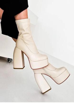 Женские демисезонные ботинки на высоком каблуке и платформе6 фото