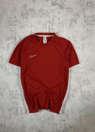 Червона футболка nike dri-fit: стиль и комфорт