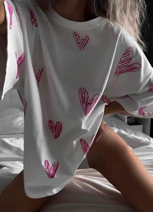 Жіноча стильна якісна трендові біла футболка 100% хлопок з рожевими намальованими сердцями 2024