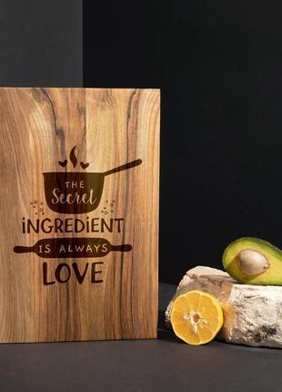 Доска разделочная s "the secret ingredient is always love" из ореха, англійська