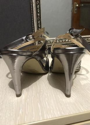 Серебряные босоножки на каблуке4 фото