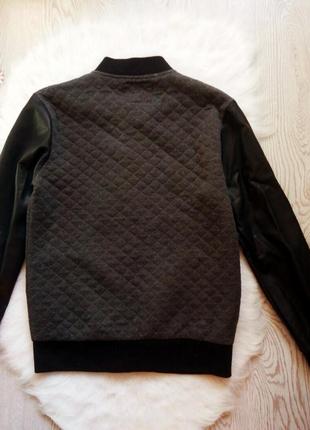 Теплый серый стеганый бомбер с черными кожаными рукавами на манжетах куртка короткая5 фото