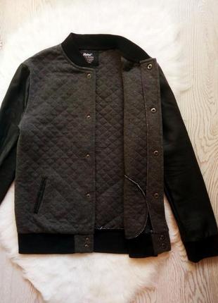 Теплый серый стеганый бомбер с черными кожаными рукавами на манжетах куртка короткая2 фото