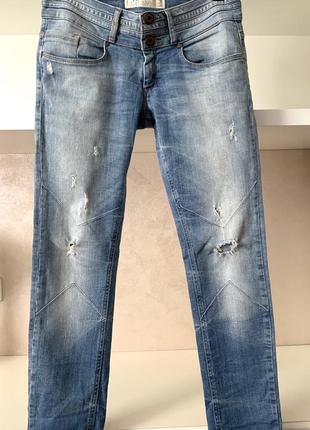Брендові джинси скінні з потертостями та дірами
