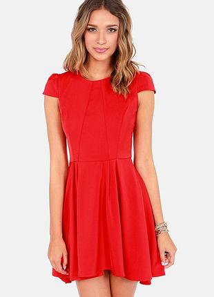 Платье красное яркое с вырезом