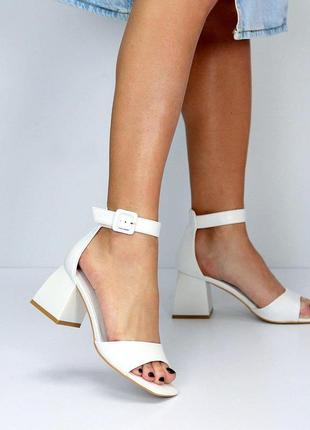Жіночі босоніжки білі на грубому каблуку сандалі літні на каблуках білого кольору 382 фото