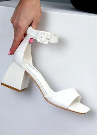 Жіночі босоніжки білі на грубому каблуку сандалі літні на каблуках білого кольору 384 фото