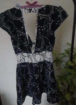 Ромпер с эффектным вырезом на спине.