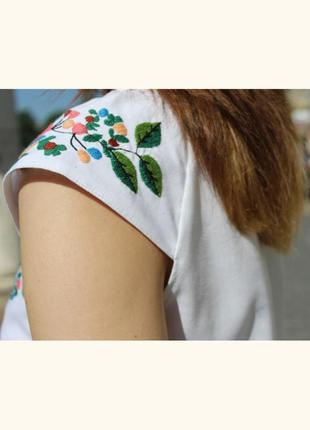 Вишита блуза на короткий рукав біла лляна "borshchivska" з квітковою вишивкою4 фото