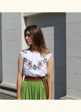 Вишита блуза на короткий рукав біла лляна "borshchivska" з квітковою вишивкою1 фото