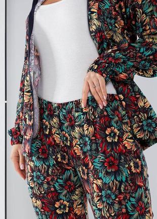 Женский весенний брючный костюм модного кроя с цветочным принтом на молнии размеры 48-544 фото