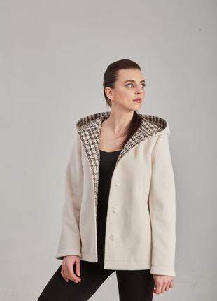 Біла жіноча куртка весняна з капюшоном