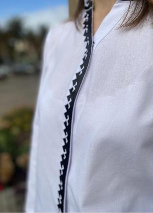 Сорочка жіноча лляна біла з чорною вишивкою "office" ручної роботи з якісною машинною вишивкою4 фото