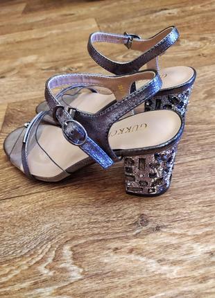 Новые роскошные полупрозрачные босоножки серебристого металлик цвета каблук в стразах4 фото