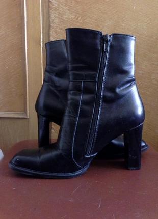 Шкіряні демісезонні черевички напівчоботи