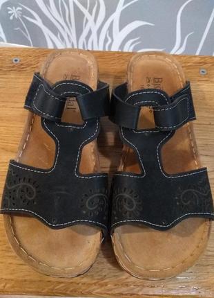 Босоножки, шлепанцы.