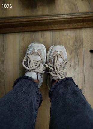 Кроссовки на массивной подошве с большими шнурками бежевые2 фото