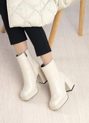 Демисезонные женские кожаные полусапожки молочного цвета на устойчивом каблуке10 фото