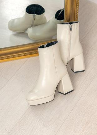 Демисезонные женские кожаные полусапожки молочного цвета на устойчивом каблуке8 фото