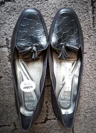 Шкіряні туфлі clarks на низькому каблуці