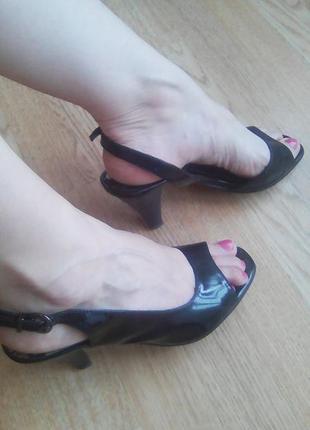 Елегантні шкіряні босоніжки