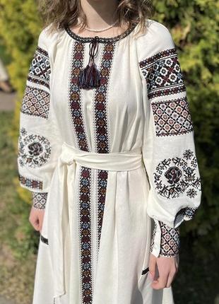 Вышитое платье