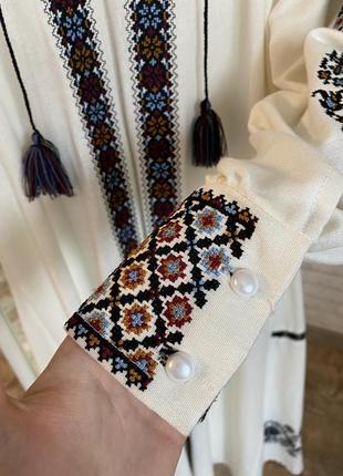 Вышитое платье