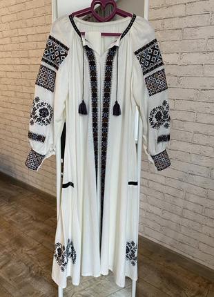 Вышитое платье
