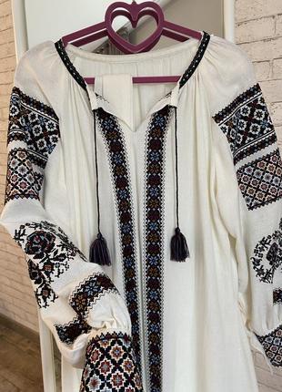 Вышитое платье