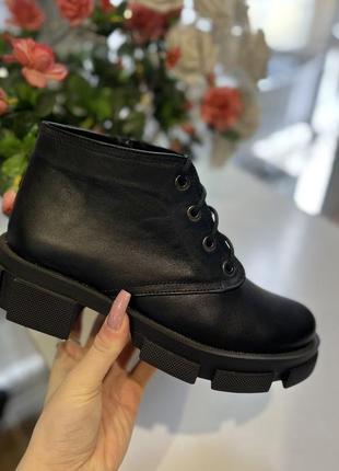 Черные короткие демисезонные кожаные ботинки женские на шнурках