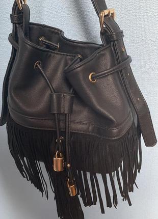 Небольшая стильная сумочка кросбоди с бахромой2 фото