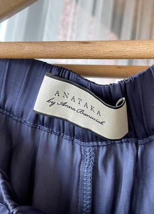 Легкие летние брюки брендаanataka материал напоминает шелк, глубокий синий цвет на резинке6 фото