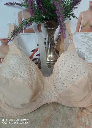 Бюстгальтер на каркасах.