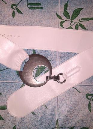 Кожаный,широкий пояс с необычной застежкой.