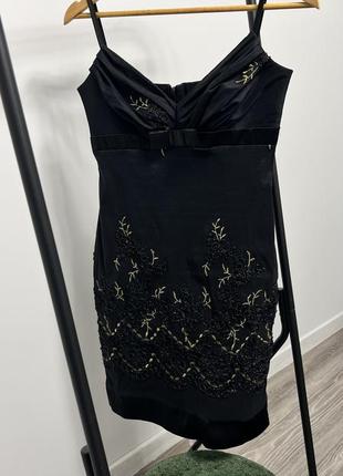 Платье на бретельках с вышивкой