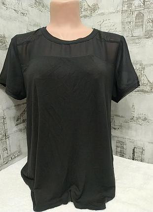 Черная футболка м шифоновыми вставками на плечах