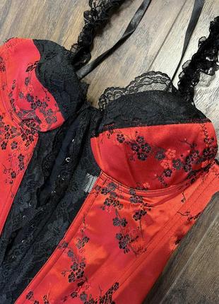 Очаровательный изысканный эротический красный корсет в восточном стиле с цветами сакуры. ткань по типу атласа шелка сатина.