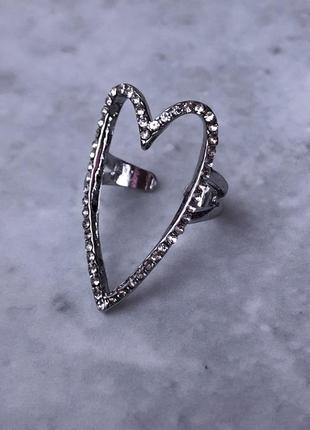 Кольцо колечко большое сердце сердечко с камушками в камнях маленькими стразами бриллиантами серебристое блестящее под серебро размер 183 фото
