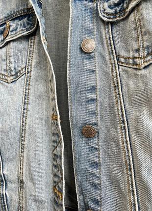 Потерта джинсова куртка zara блакитний піджак з потертостями7 фото