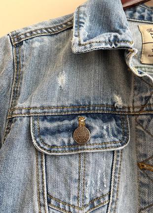 Потерта джинсова куртка zara блакитний піджак з потертостями3 фото